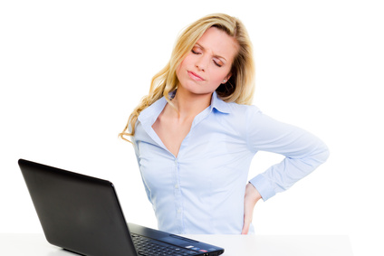 Berufsunfähigkeit - Frau mit Rückenschmerzen